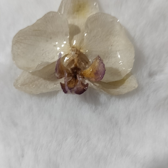 Gold and Cream Orchid Necklace with Delicate Pendant - Picture 4 of 4